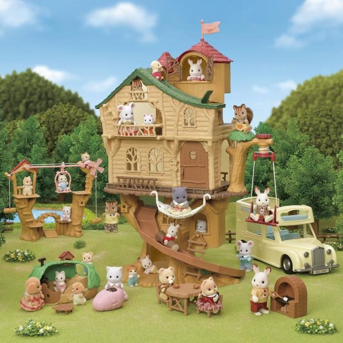 Un set de juego de casa del árbol con figuras de animales, tobogán, columpios y coche.