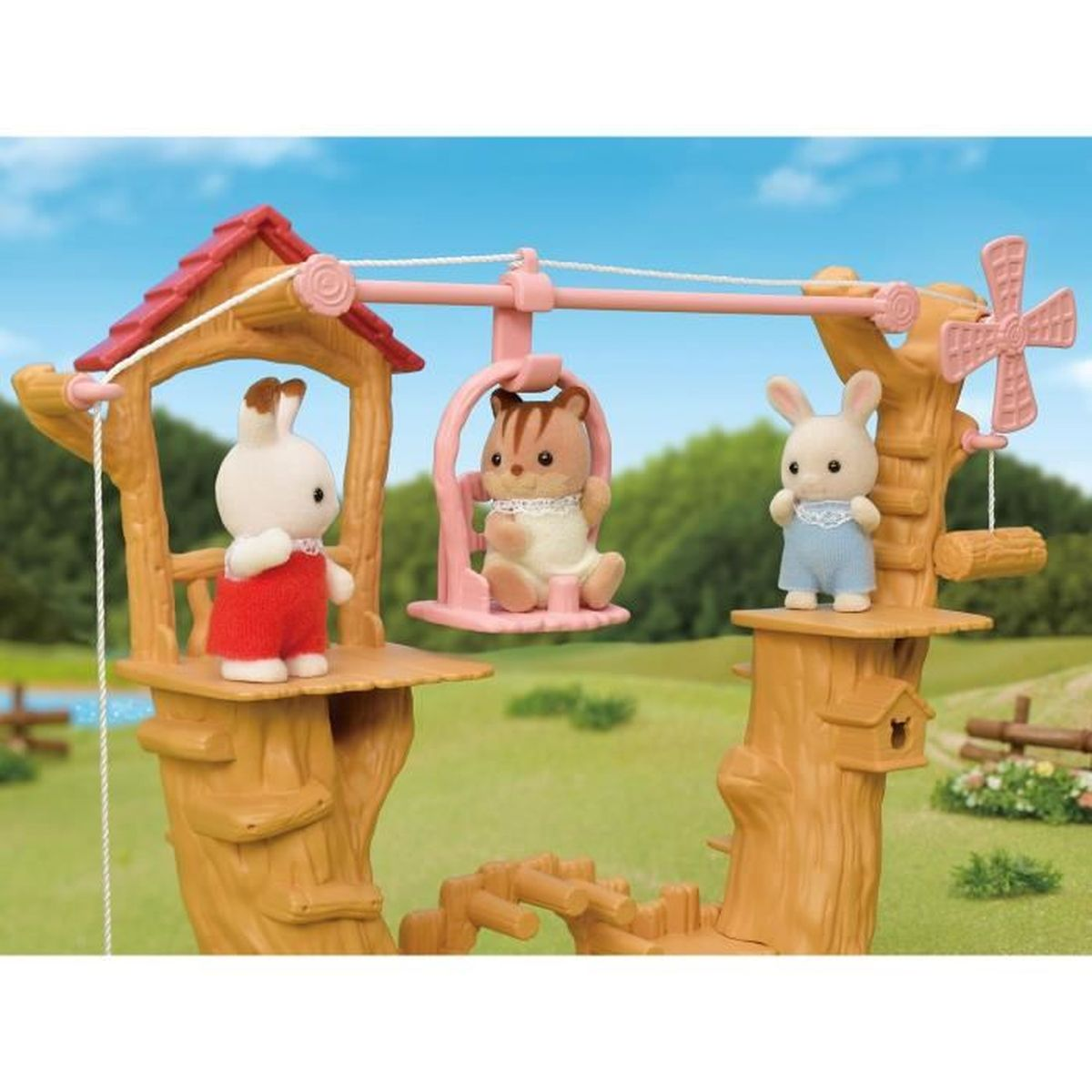 Tres animales de juguete en un juego de árbol con góndola y molino.