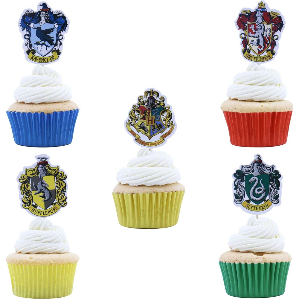 Sechs Harry-Potter-Cupcakes mit Wappen und weißer Glasur.