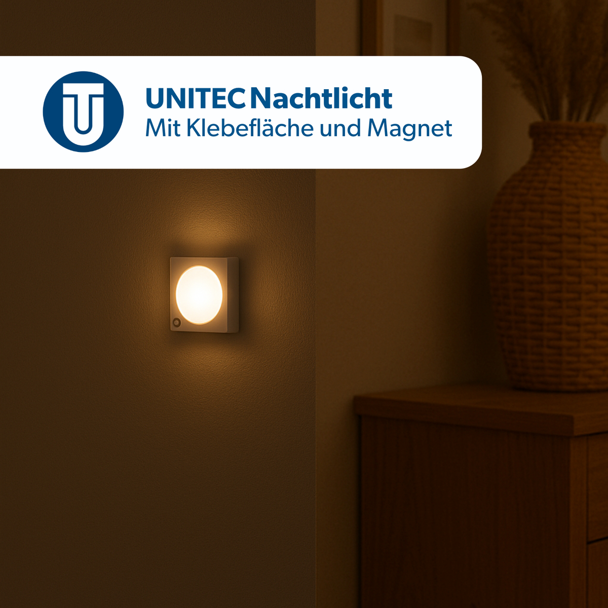 Ein quadratisches Nachtlicht leuchtet an einer Wand neben einem Holzmöbel.