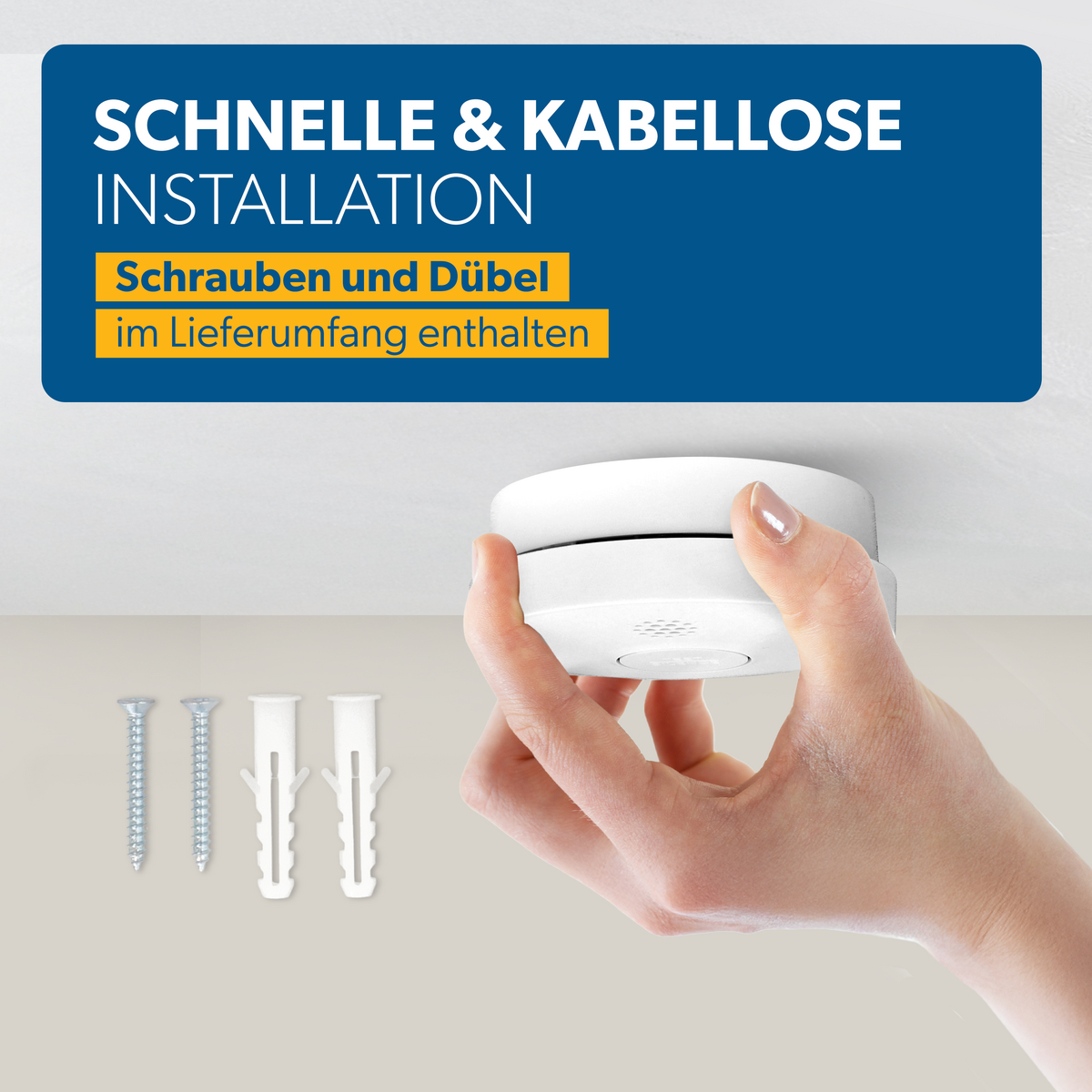 Hand hält weißen Rauchmelder an Decke. Schrauben und Dübel daneben.
