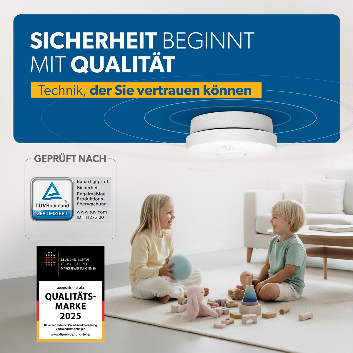 Zwei Kinder spielen auf dem Boden. Oben ist ein Rauchmelder.