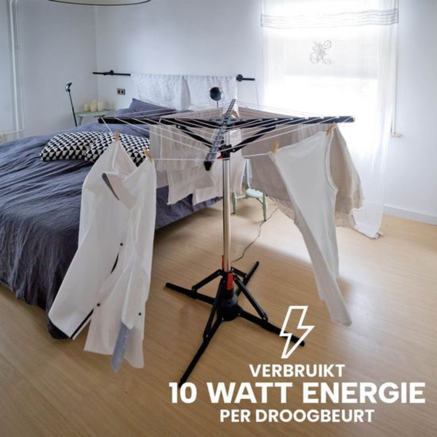 Een wasrek met kleding staat naast een bed in een slaapkamer.