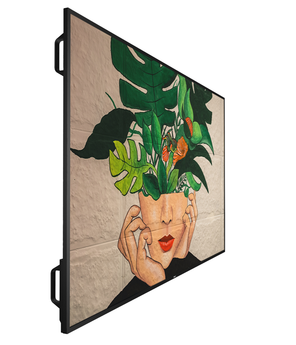 Una mujer con una maceta de plantas en la cabeza, flores coloridas, manos en la cara.