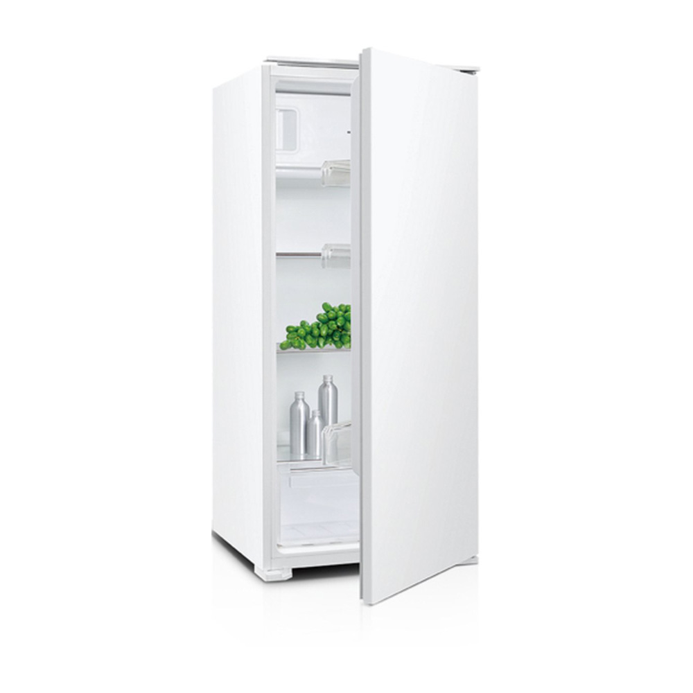 Un réfrigérateur blanc, porte ouverte, contenant des pois et des bouteilles.