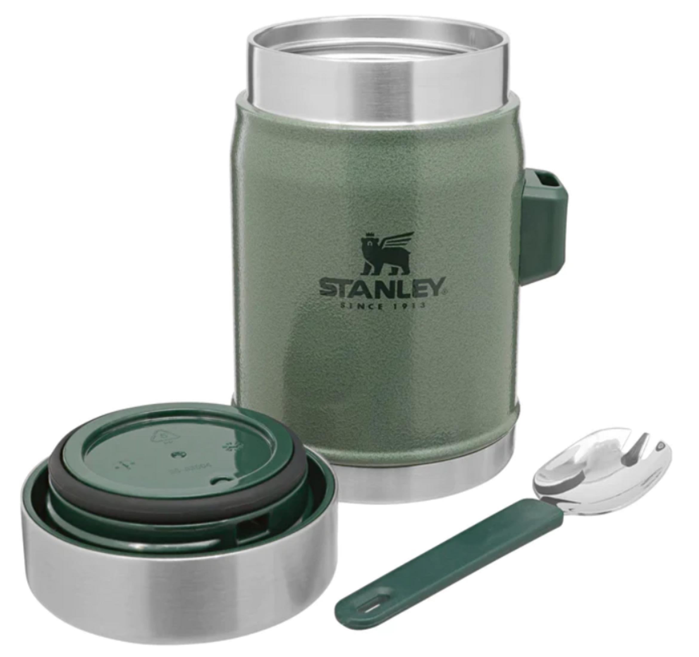 Beyaz zeminde kapaklı ve kaşık-çatallı yeşil Stanley termos.