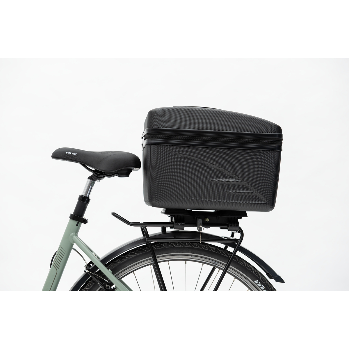 Ein schwarzer Gepäckträgerkoffer auf einem hellgrünen Fahrrad.