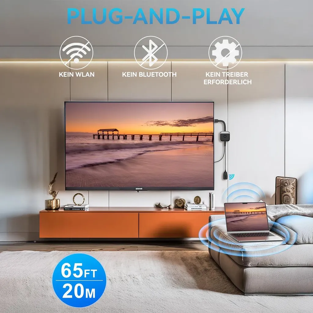 Ein moderner Wohnraum mit Fernseher, Laptop und einem Sender. "Plug-and-Play" steht geschrieben.