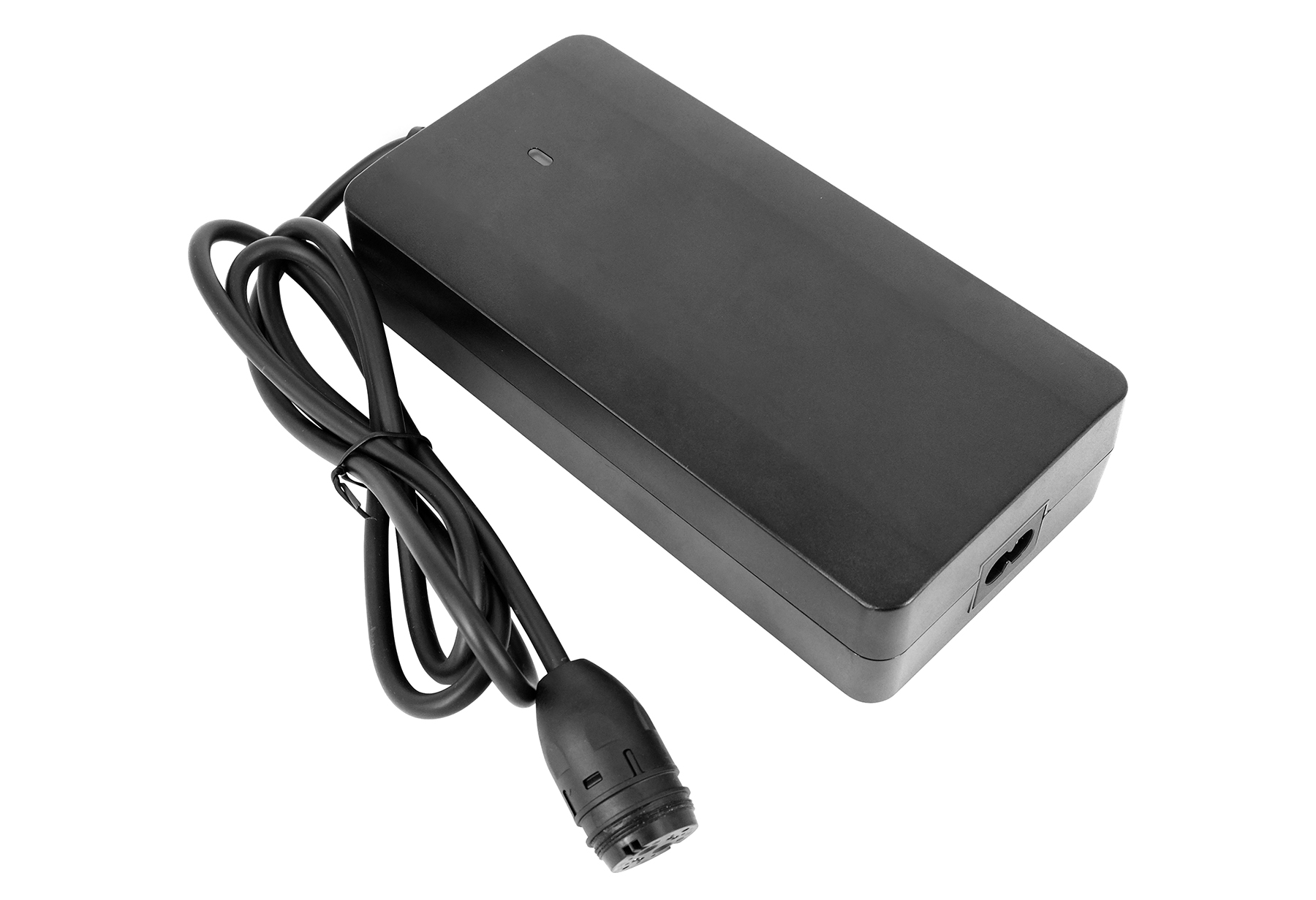 Schwarzer Netzteilblock mit Kabel und Stecker auf weißem Hintergrund.