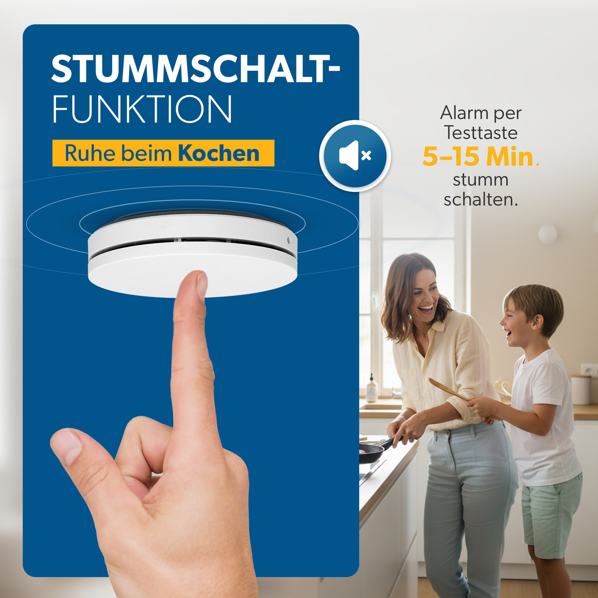 Ein Finger drückt auf einen Rauchmelder, daneben eine Familie in der Küche.