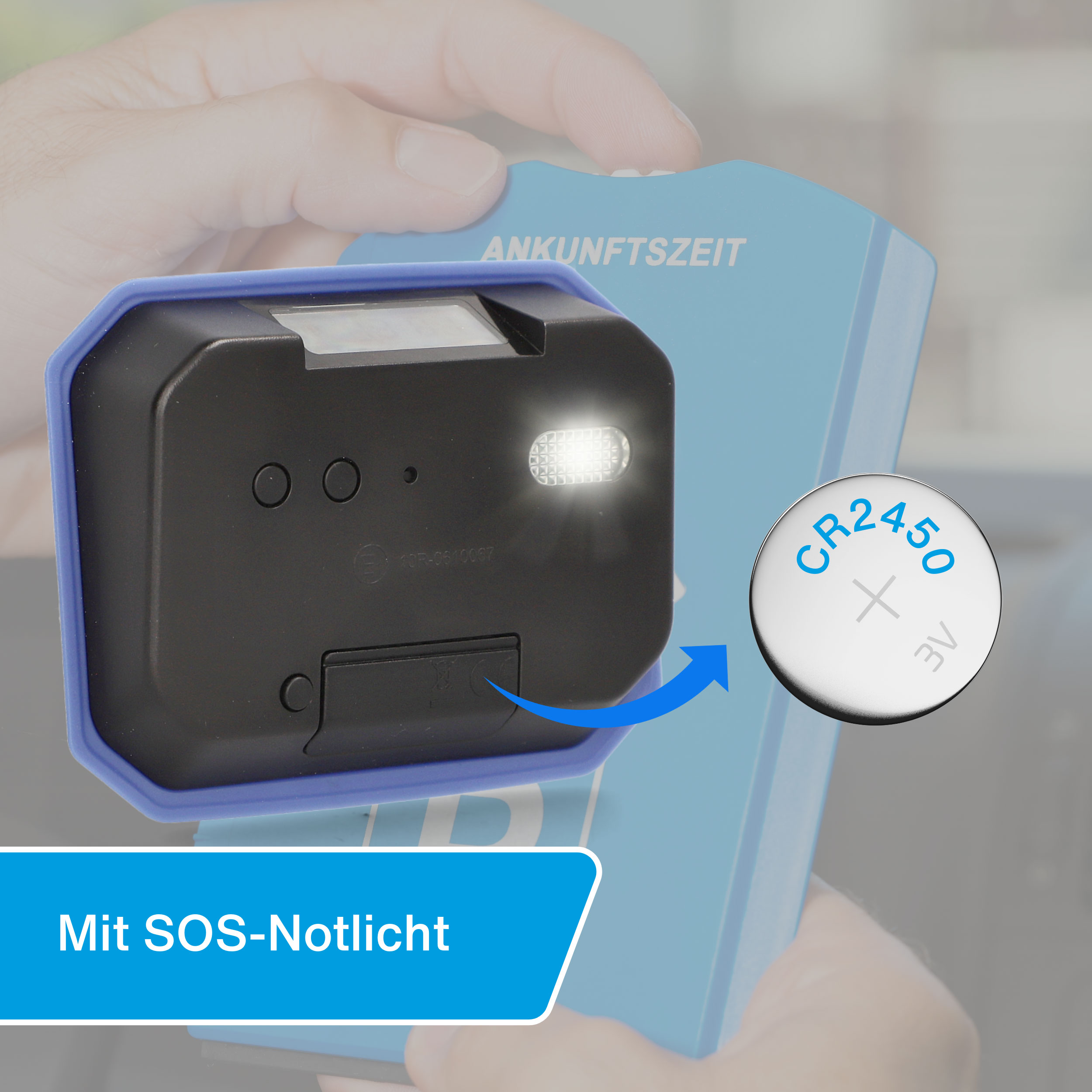 Ein schwarzes Gerät mit blauem Rand und leuchtender LED neben einer Knopfzelle.