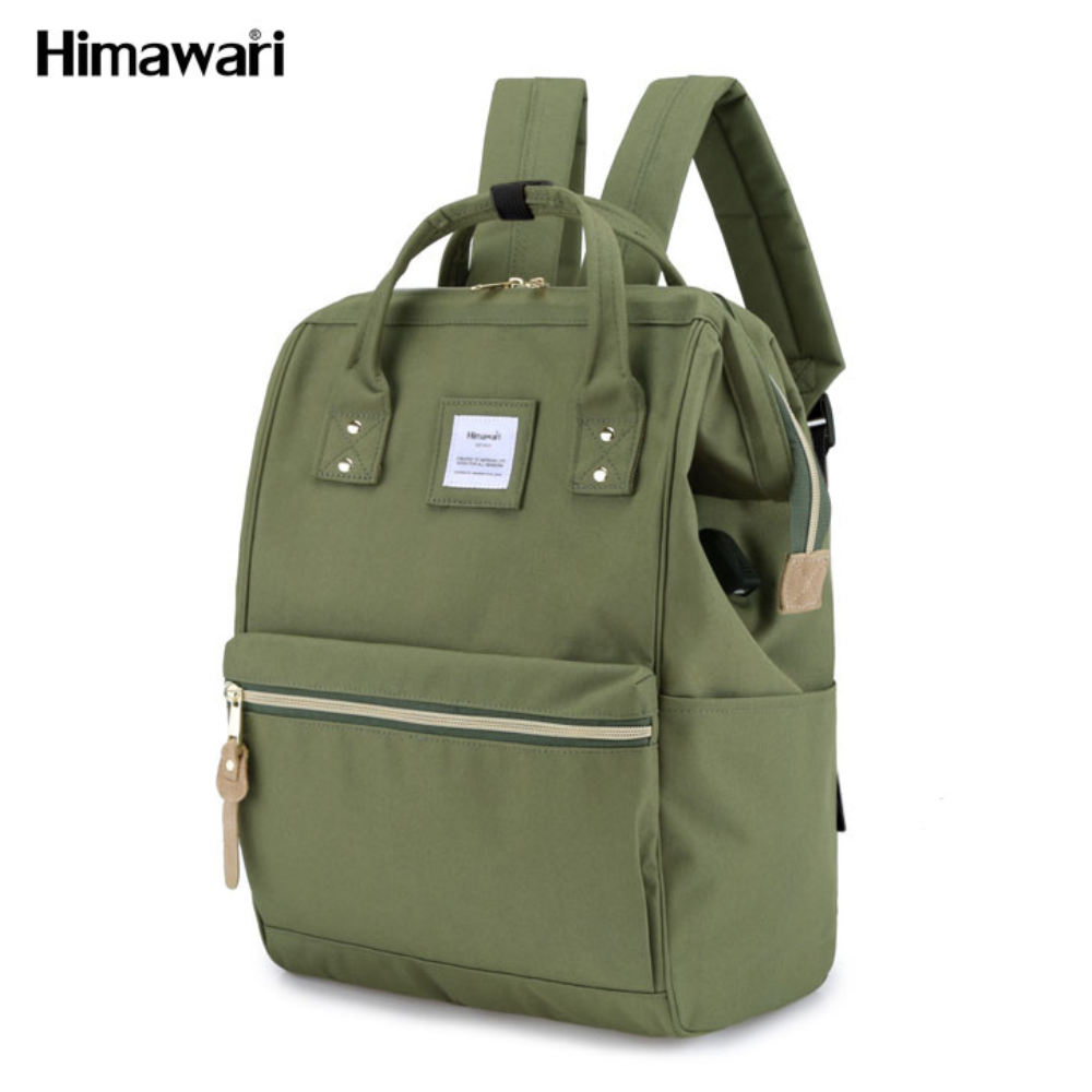 Oliwkowozielony plecak z kieszenią na suwak i logo.