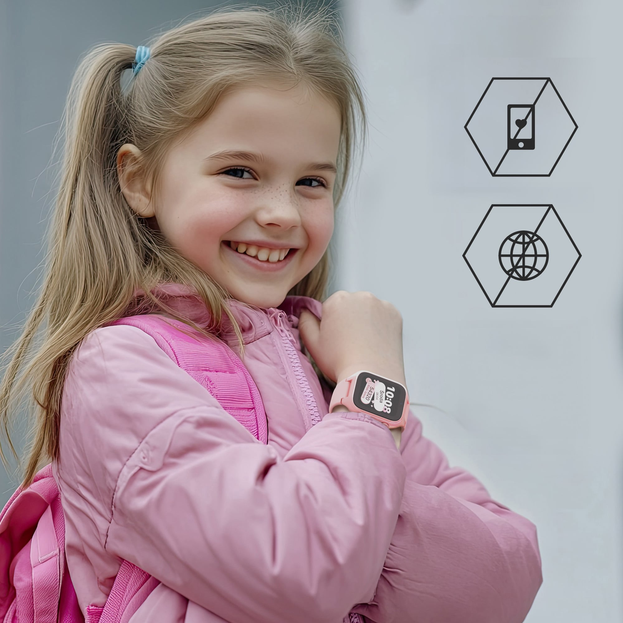 Uśmiechnięta dziewczynka w różowej kurtce i plecaku nosi różowy smartwatch z wyświetlaczem 'Sroda'.