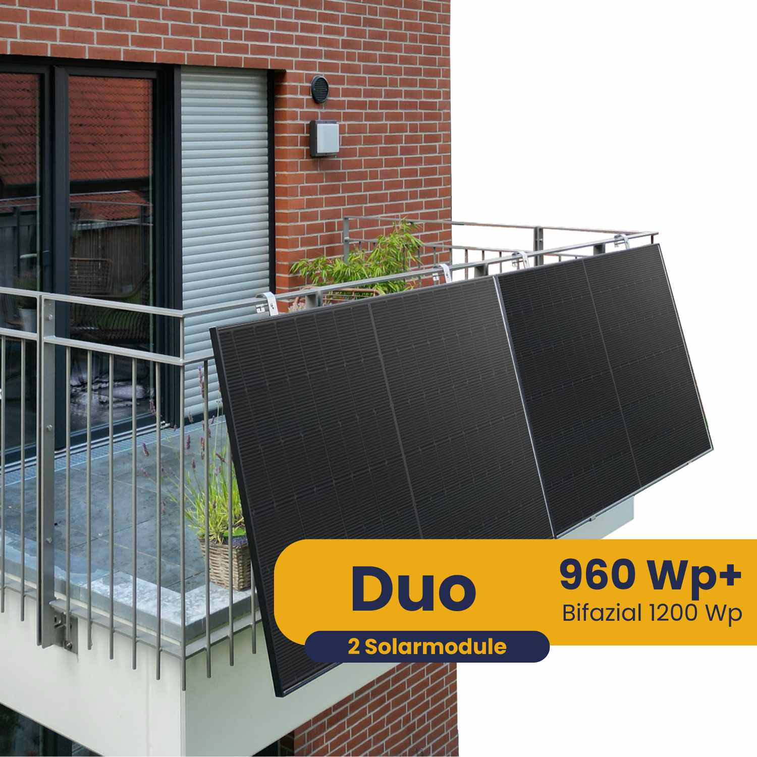 Zwei bifaziale Solarmodule auf einem Balkon vor einer Ziegelwand.