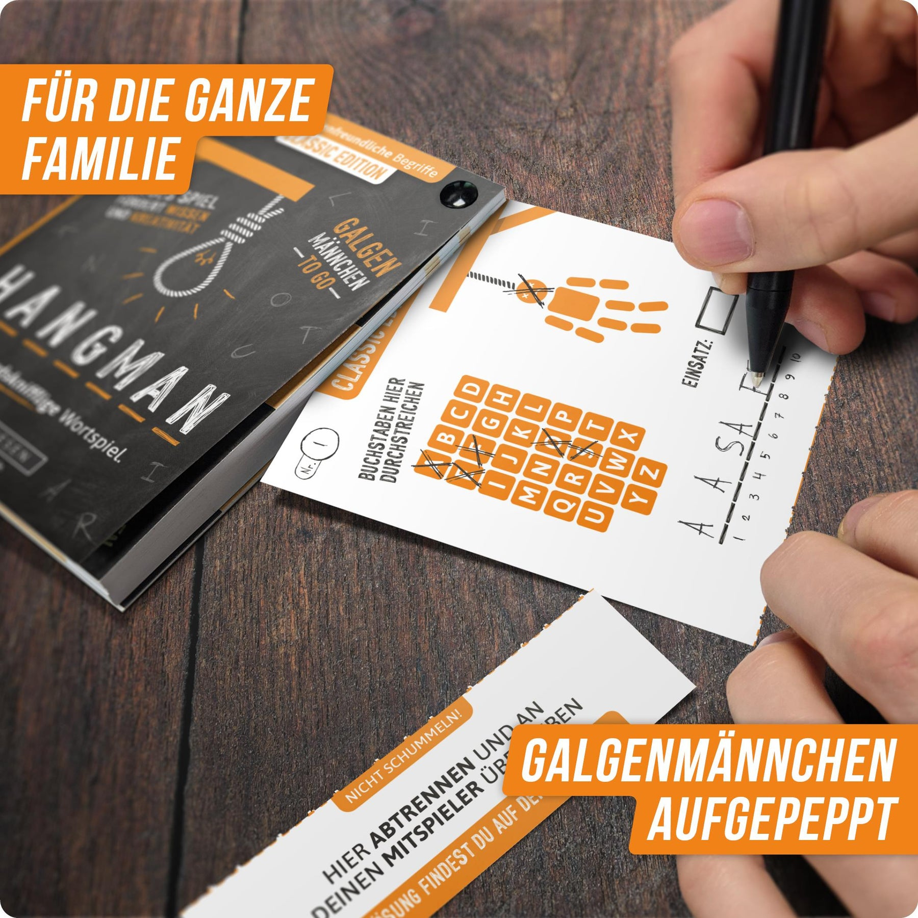 Ein Spielbrett und eine Hand mit Stift spielen Galgenmännchen auf Holztisch.