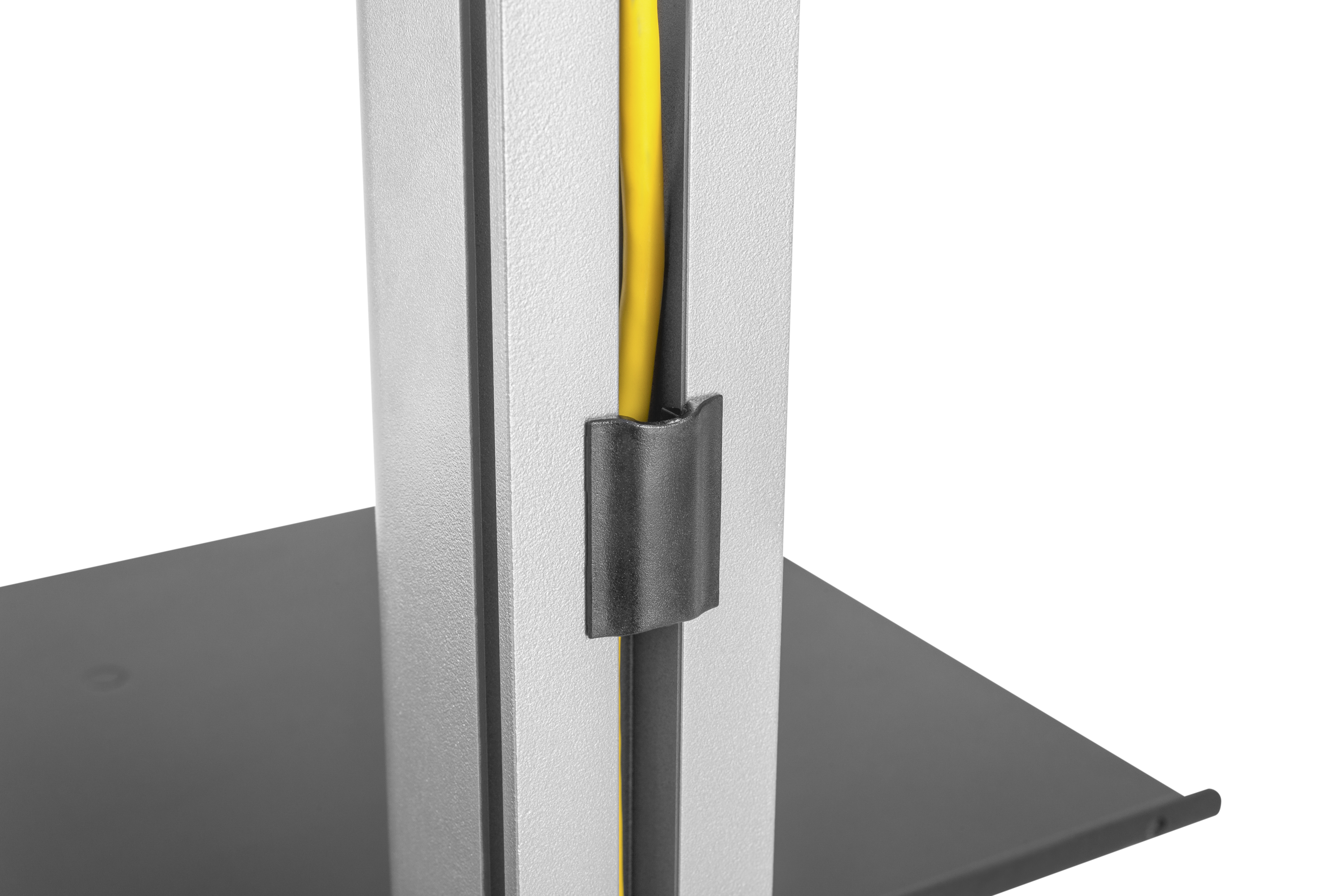 Ein gelbes Kabel wird durch eine graue Kabelklemme an einem silbernen Pfosten geführt.