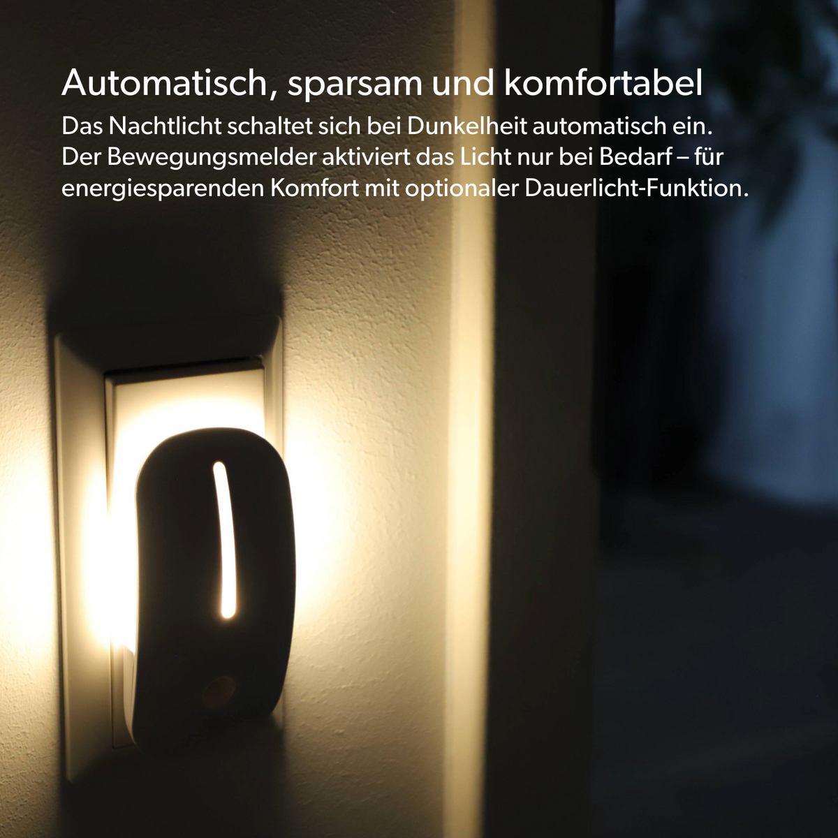 Ein weißes Nachtlicht mit Bewegungsmelder steckt in einer Steckdose.