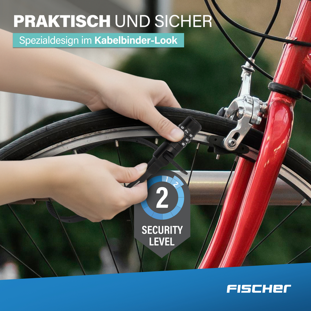 Hände sichern ein Fahrradschloss mit Zahlenschloss an einem roten Fahrrad.