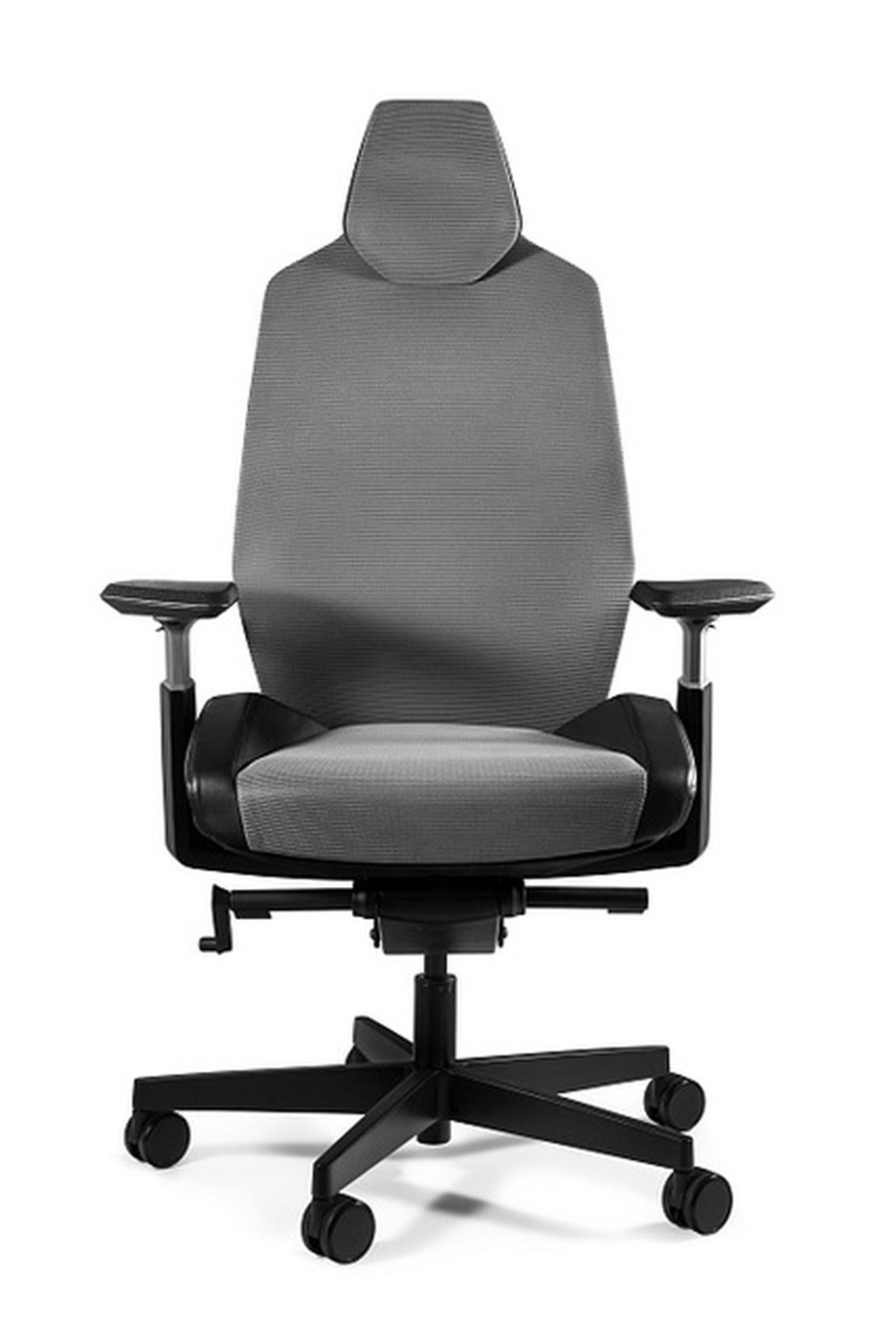 Szare krzesło biurowe z zagłówkiem i podłokietnikami na kółkach.