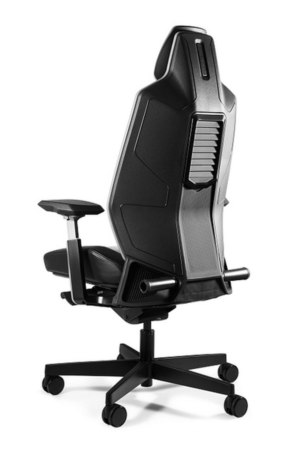 Czarny fotel ergonomiczny z regulowanymi podłokietnikami i zagłówkiem, widziany od tyłu.