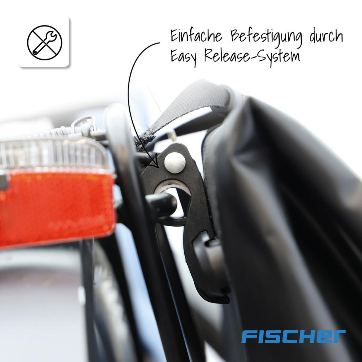 Nahaufnahme einer Fahrradtasche mit schwarzem Clip und rotem Reflektor.