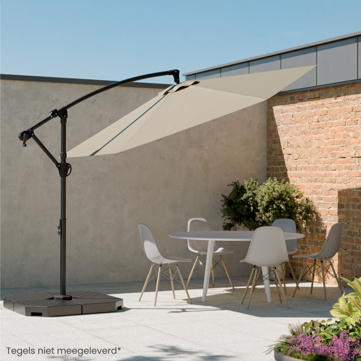 Een zweefparasol boven een tafel met vier stoelen op een terras.