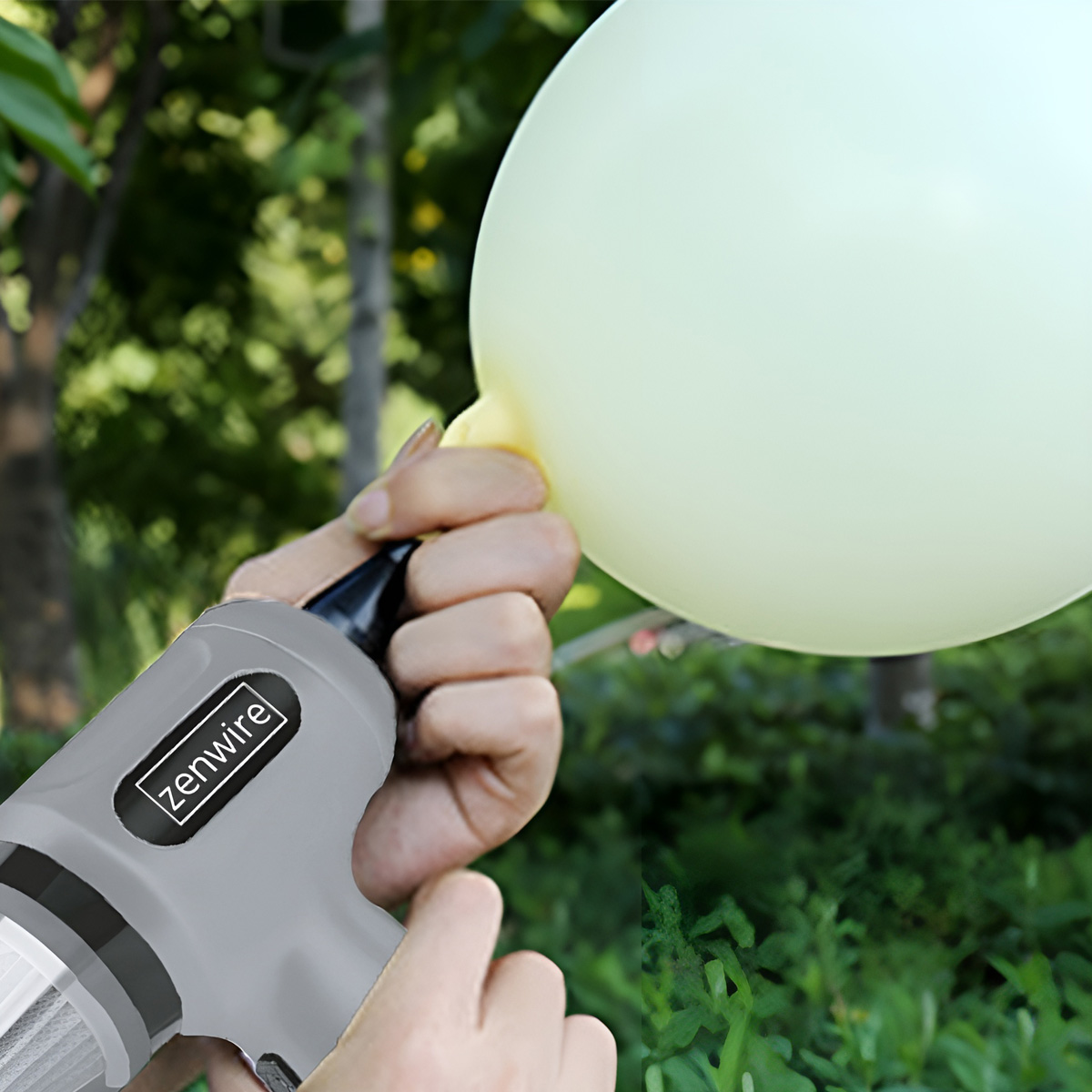 Dispositivo grigio con logo "Zenwire" gonfia un palloncino giallo chiaro.