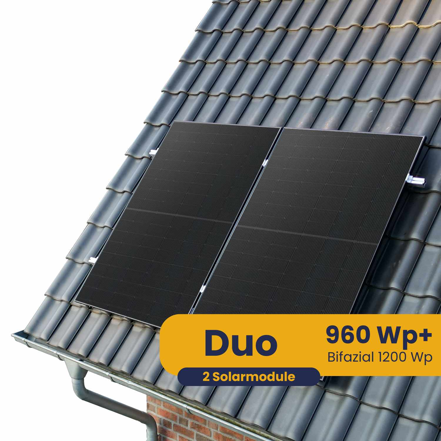 Zwei schwarze Solarmodule auf einem grauen Ziegeldach, mit Text 'Duo 960 Wp+'.
