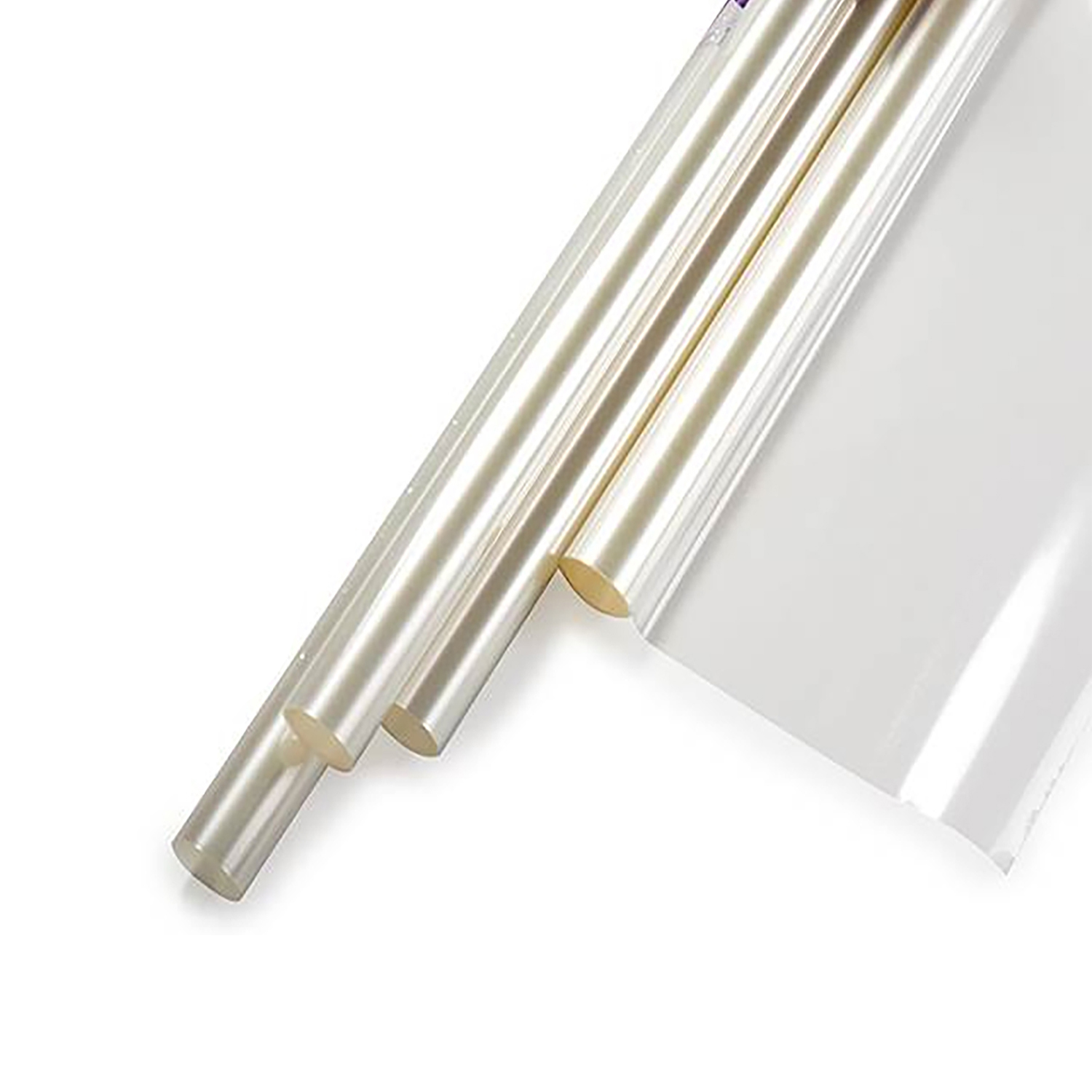 Diversi rotoli di materiale bianco perla lucido giacciono diagonalmente su sfondo bianco.