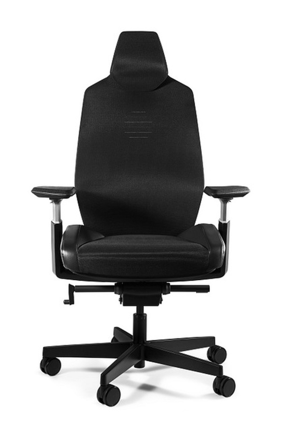 Czarny fotel biurowy z zagłówkiem, podłokietnikami i kółkami.