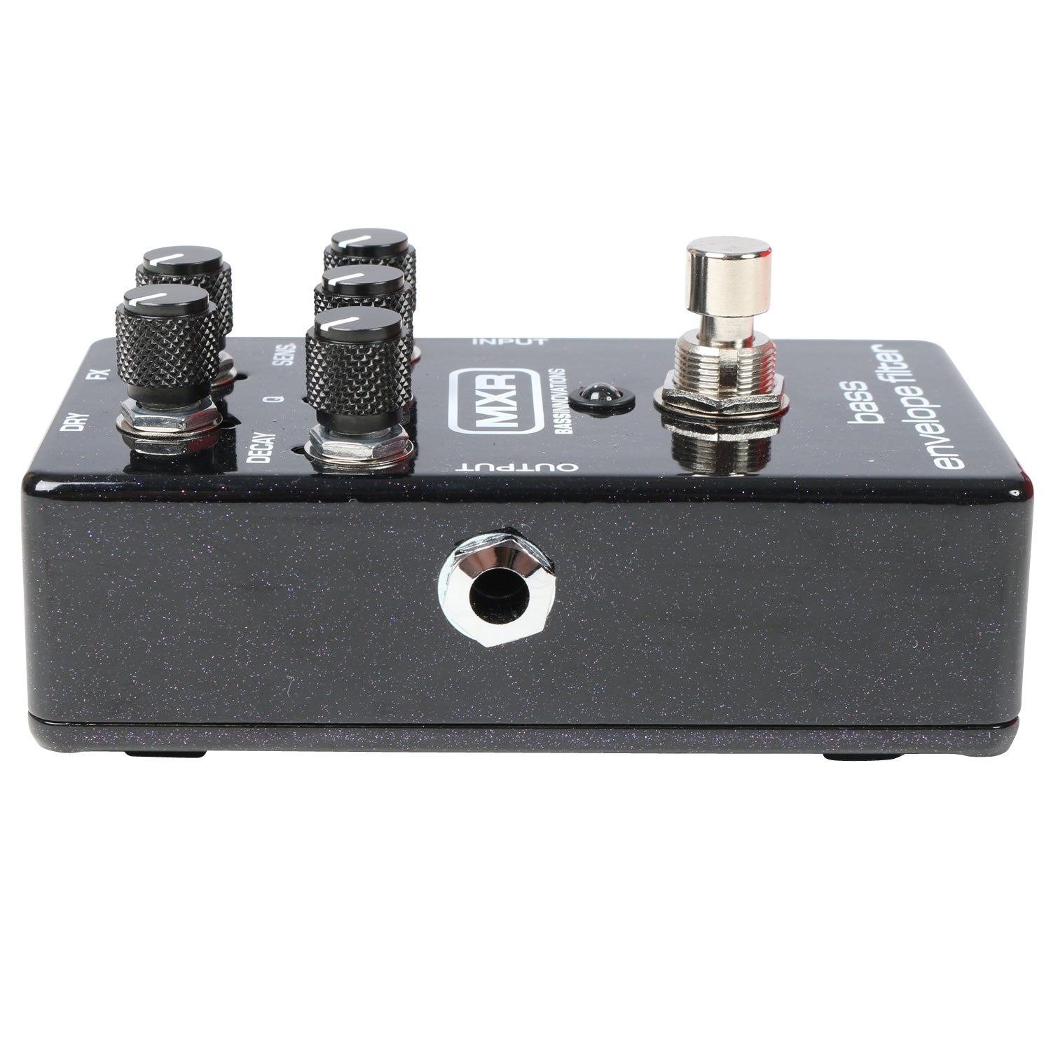 Zwart MXR bas envelope filter pedaal met knoppen en voetschakelaar op witte achtergrond.