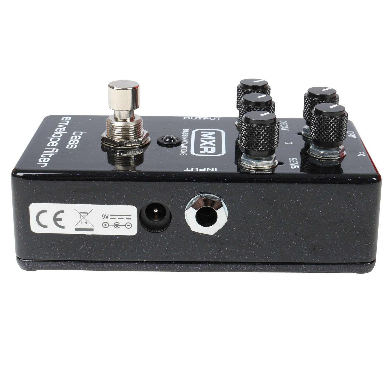 Zwart bas envelope filter pedaal met zilveren footswitch, knoppen en jacks.