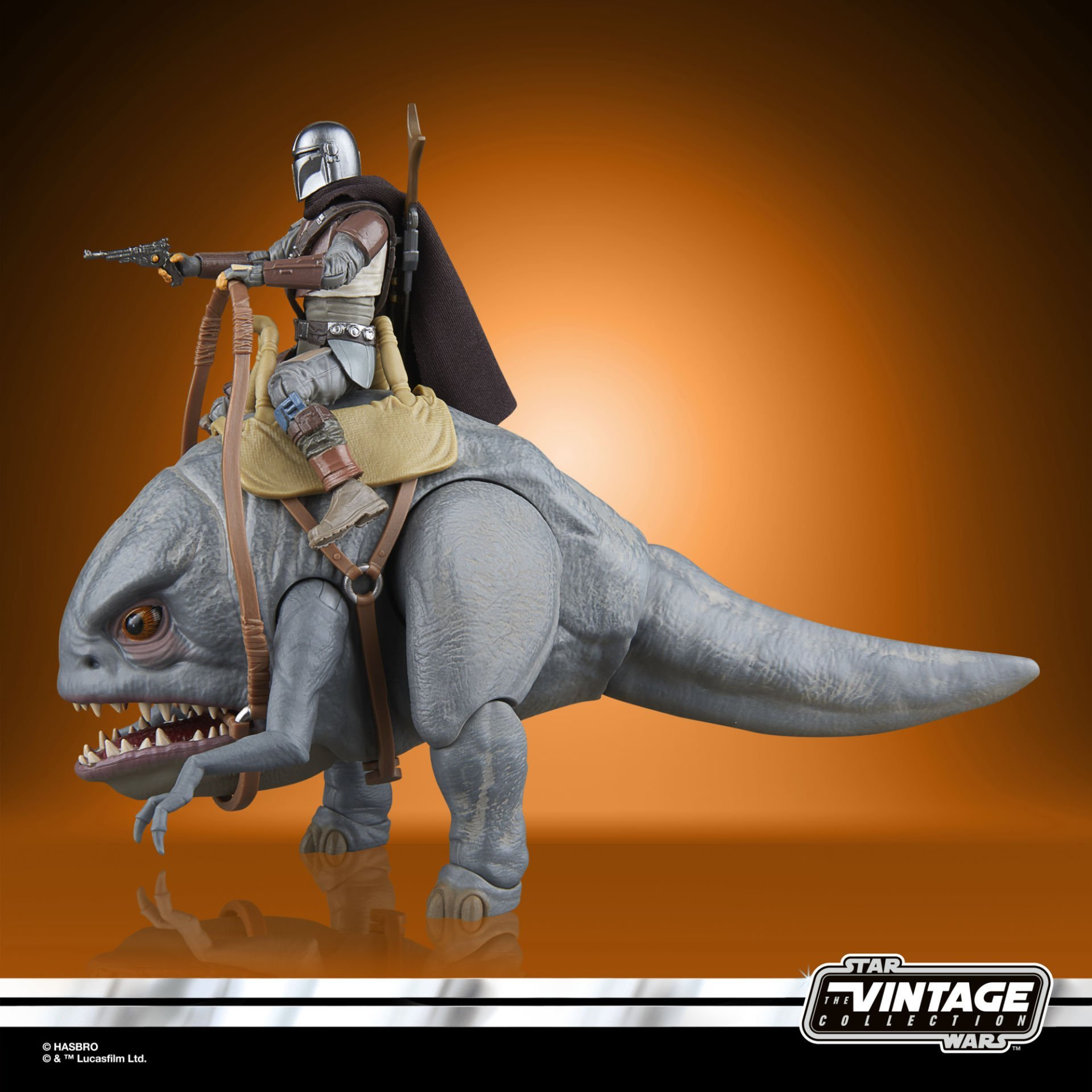 Mandalorian-Figur reitet auf einem grauen reptilienartigen Wesen mit Sattel.