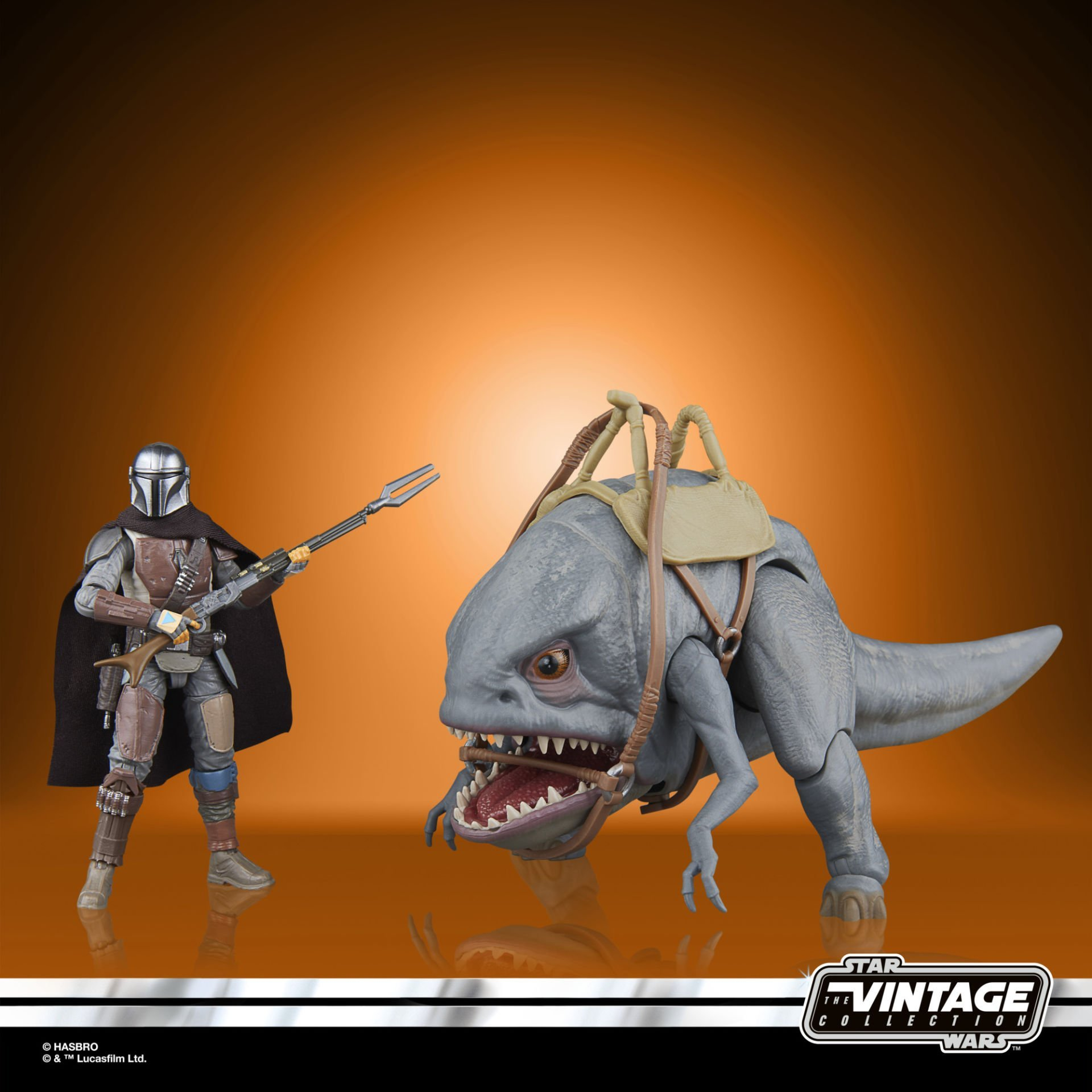 Ein Mandalorianer mit Blaster steht neben einem grauen, dinosaurierähnlichen Wesen mit Sattel.