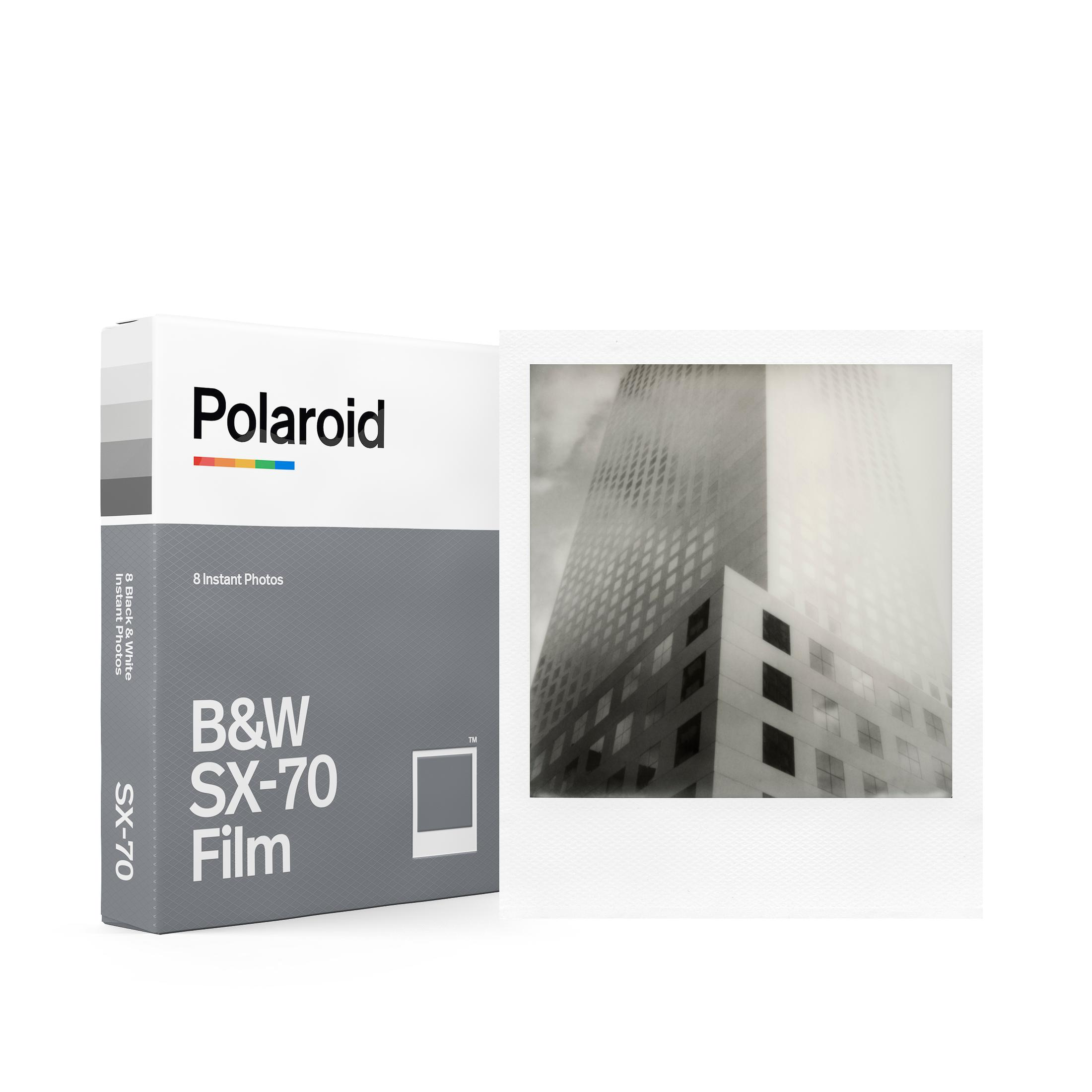 Polaroid B&W SX-70 Film Pack mit Polaroid-Foto eines modernen Gebäudes.