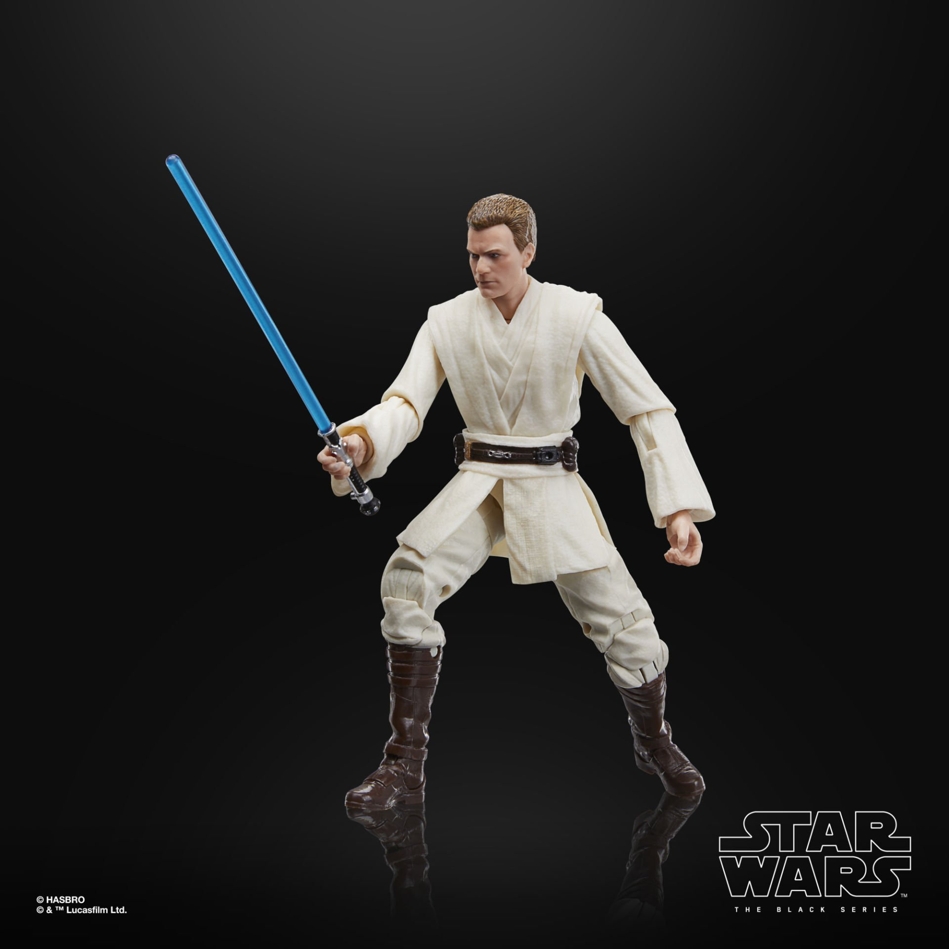 Obi-Wan Kenobi aksiyon figürü, siyah arka planda mavi ışın kılıcı tutuyor.