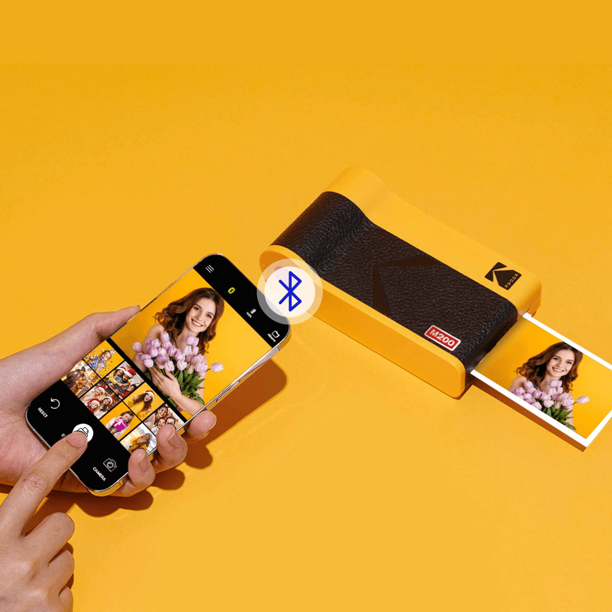 Un smartphone imprime una foto de una mujer con flores, conectado a una impresora amarilla.