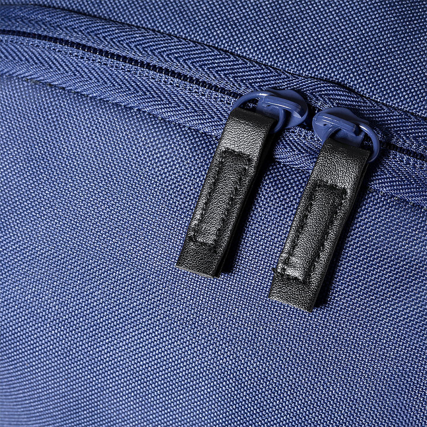 Due tiretti blu con linguette in pelle nera su tessuto blu.