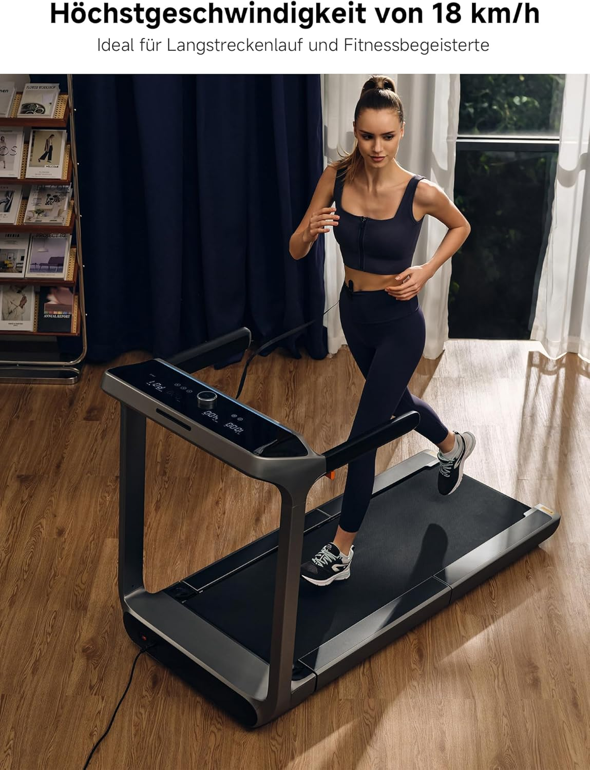 Frau läuft drinnen auf einem Laufband. Links ist ein Bücherregal sichtbar.