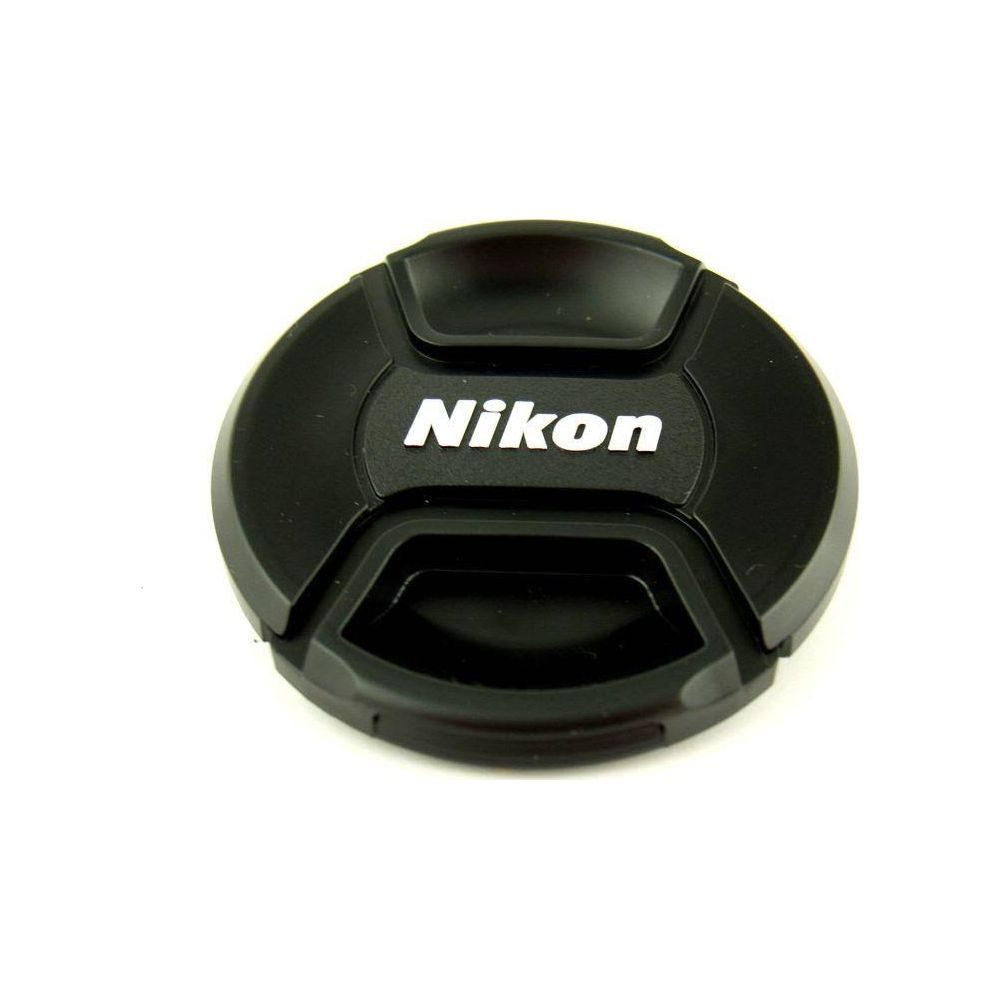 Schwarzer Nikon Objektivdeckel mit weißem Logo, auf weißem Hintergrund.
