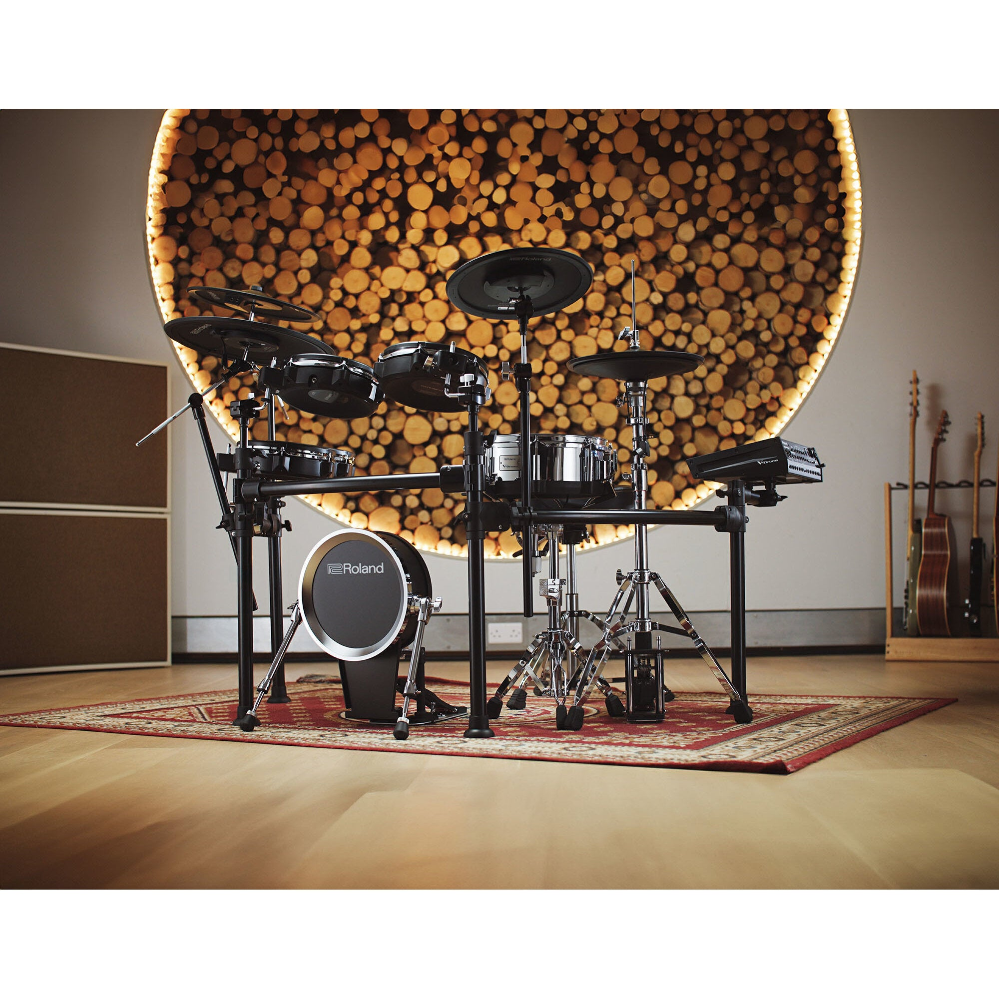 Een Roland elektronisch drumstel met cimbalen en drums staat op een kleed.