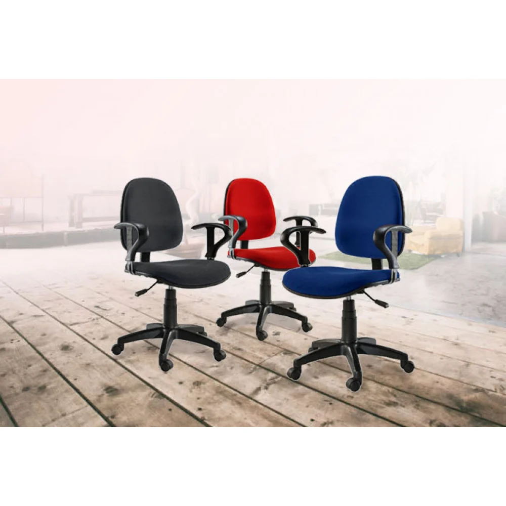 Tre sedie da ufficio: nere, rosse e blu su pavimento in legno.