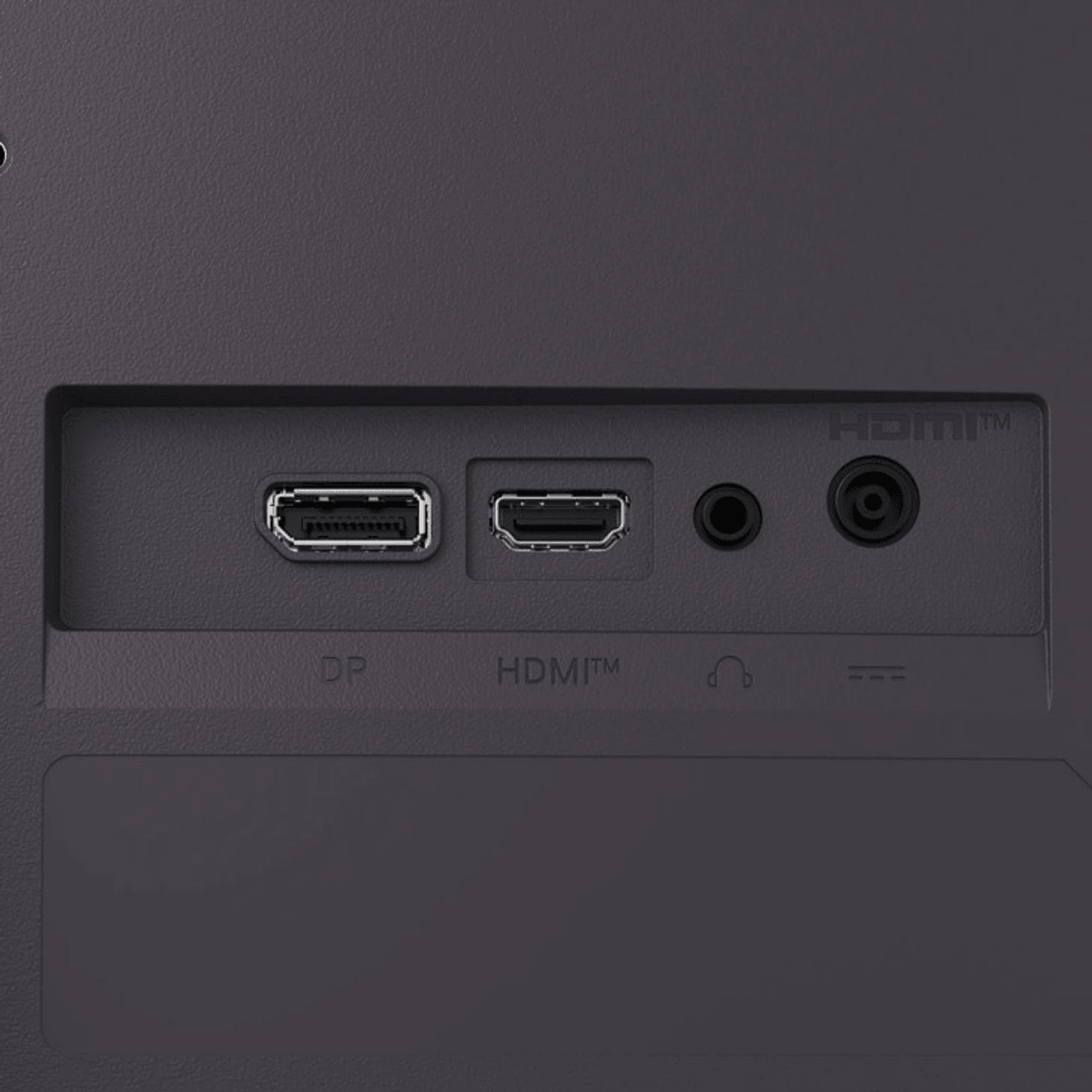 Panel de conexión con puertos DP, HDMI, audio y alimentación.