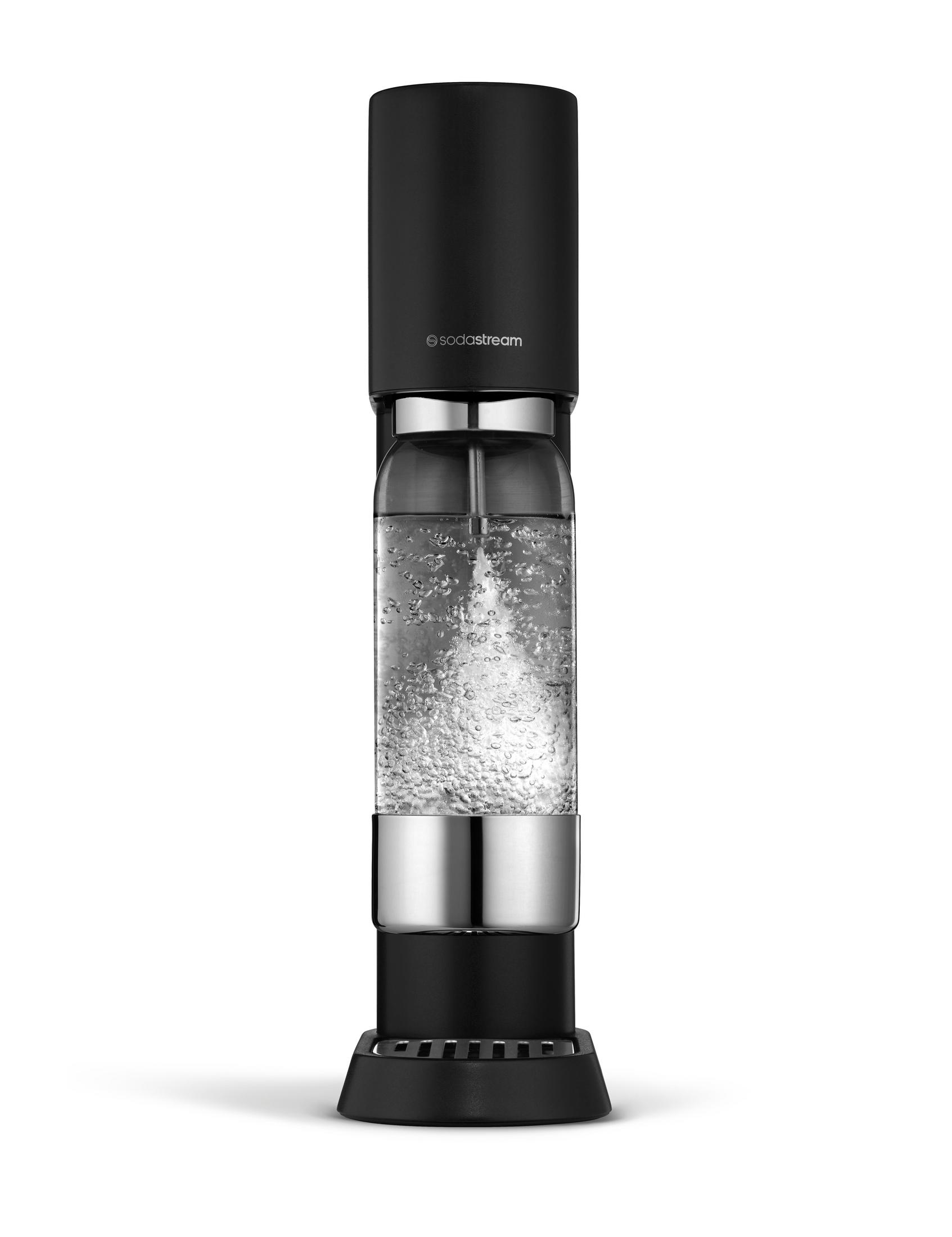 Ein schwarzer Sodastream-Wassersprudler mit sprudelndem Wasser in der Flasche.