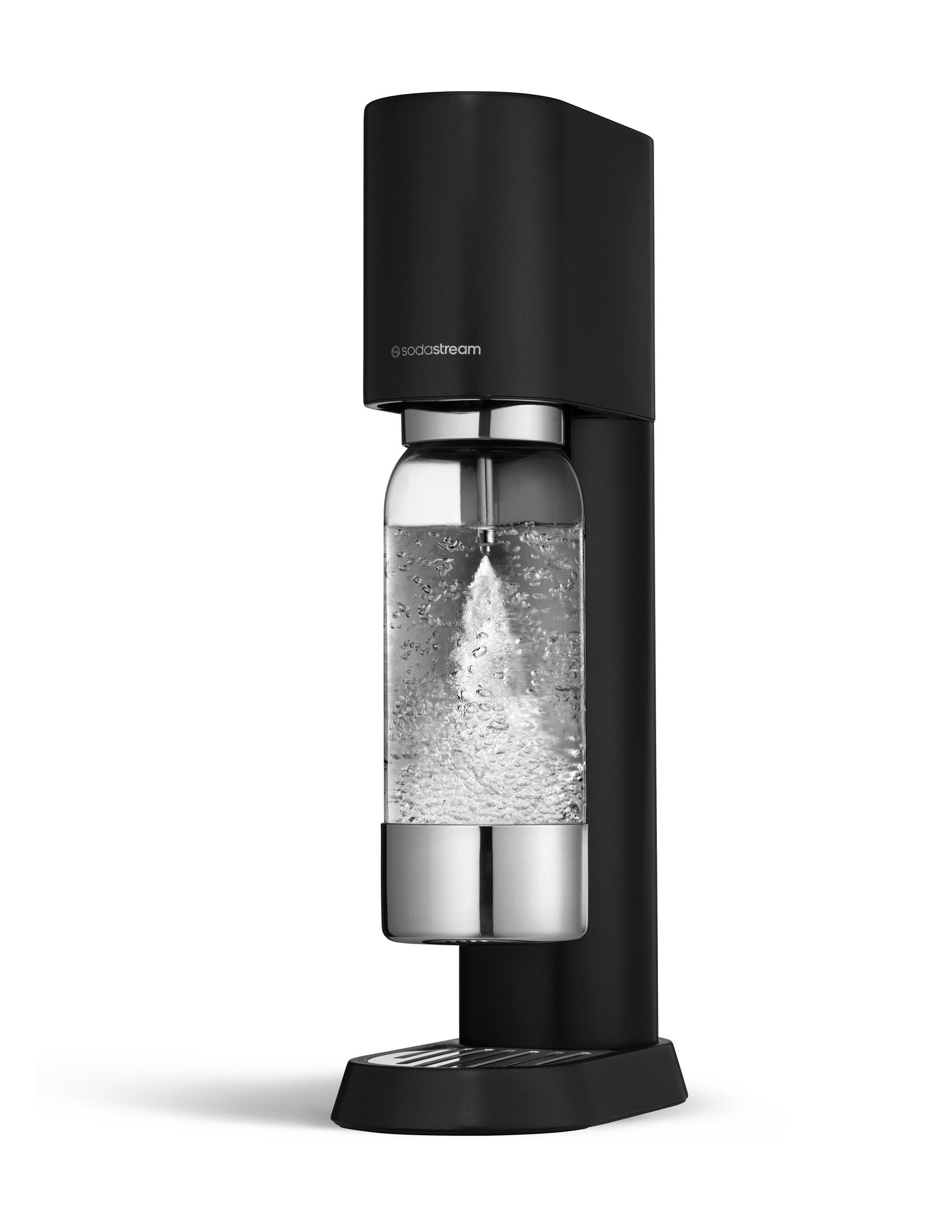 Schwarzer Sodastream-Maker mit sprudelndem Wasser in einer Glasflasche.