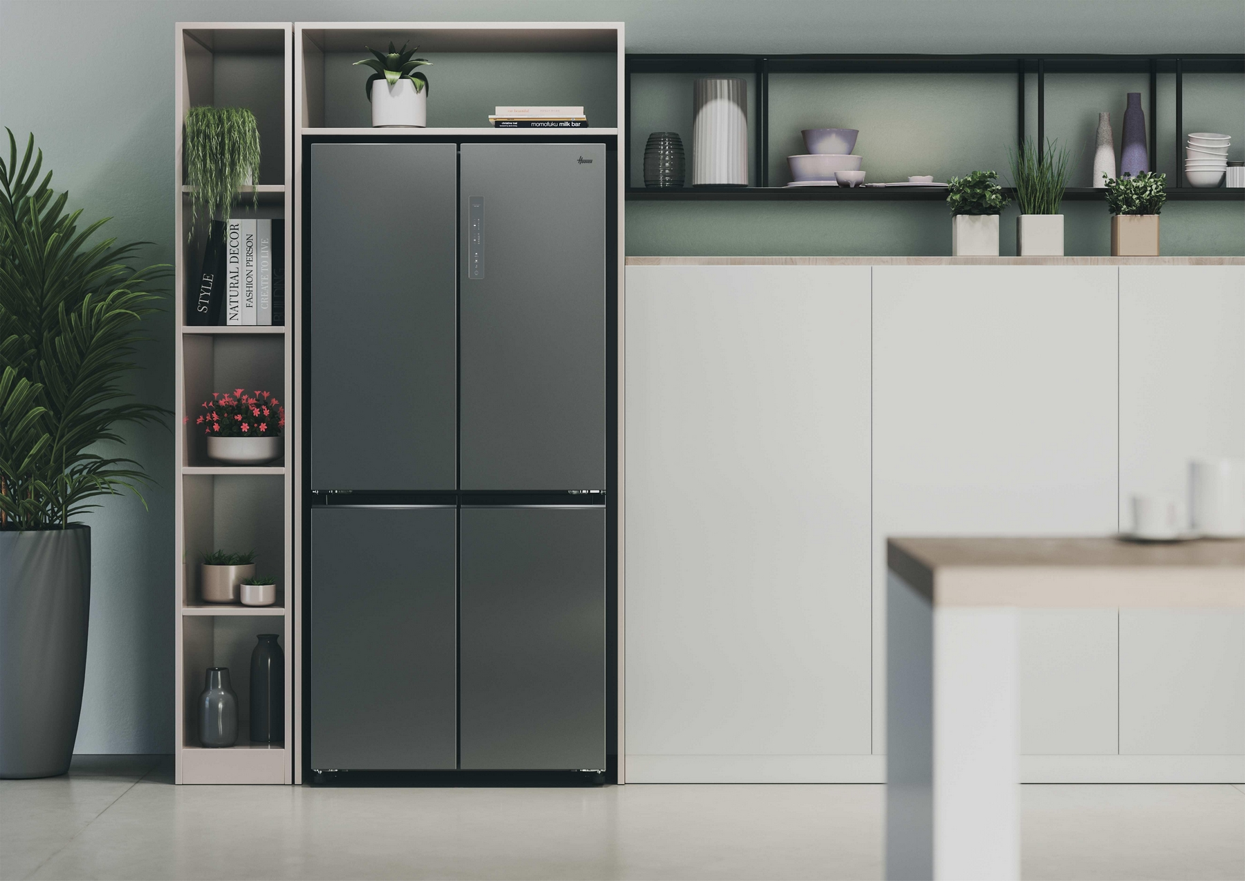 Un'area cucina moderna con frigorifero scuro, mensole aperte e mobili bianchi.