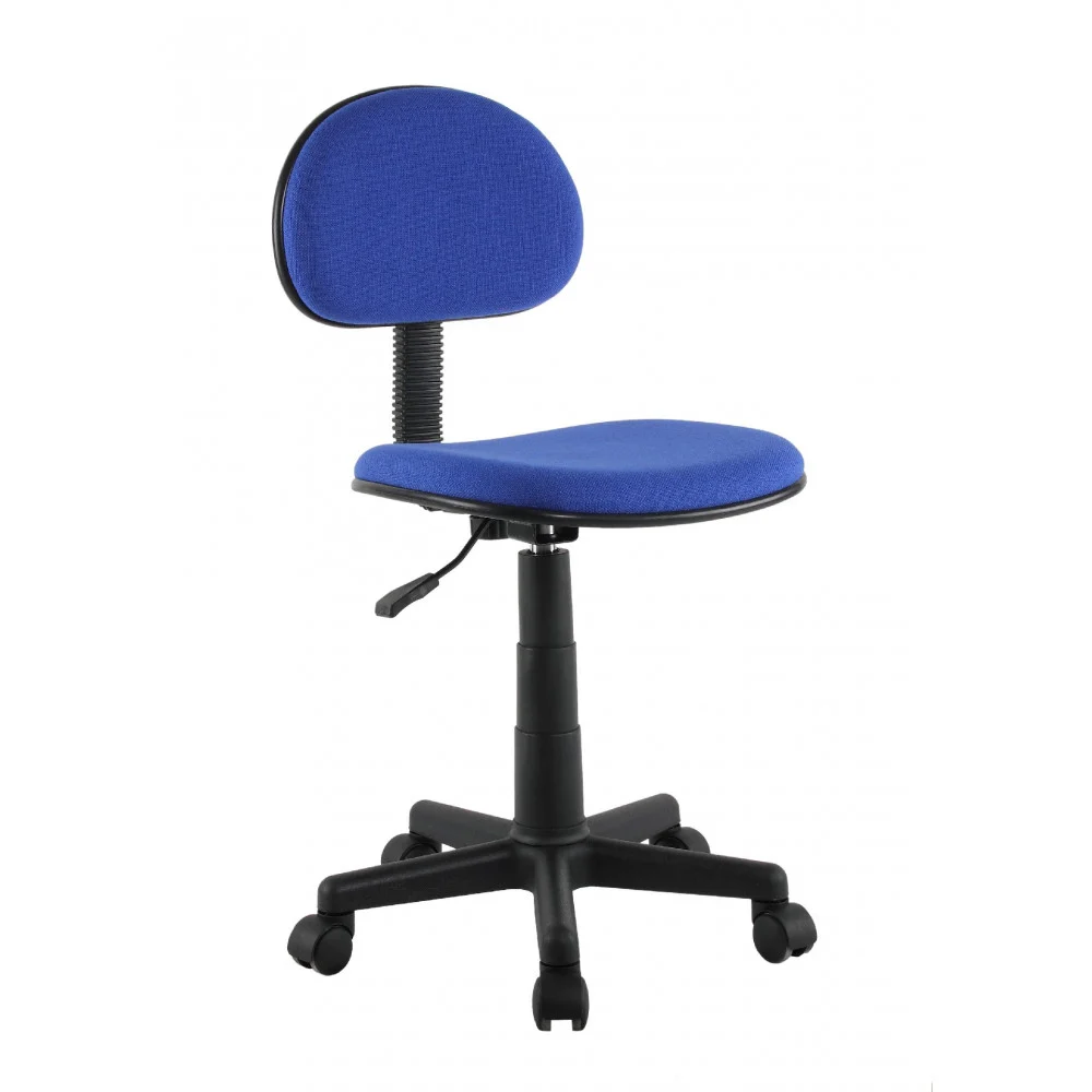 Una sedia da ufficio blu con base e ruote nere.