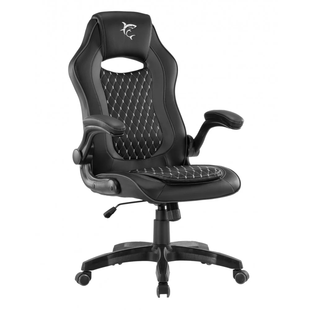 Una sedia da gaming nera con cuciture a rombi bianchi e logo squalo.