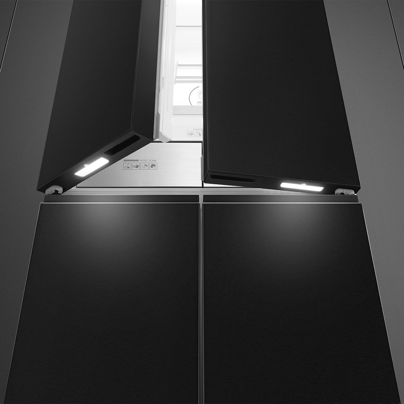 Un frigorifero moderno con porte nere aperte e luci interne visibili.