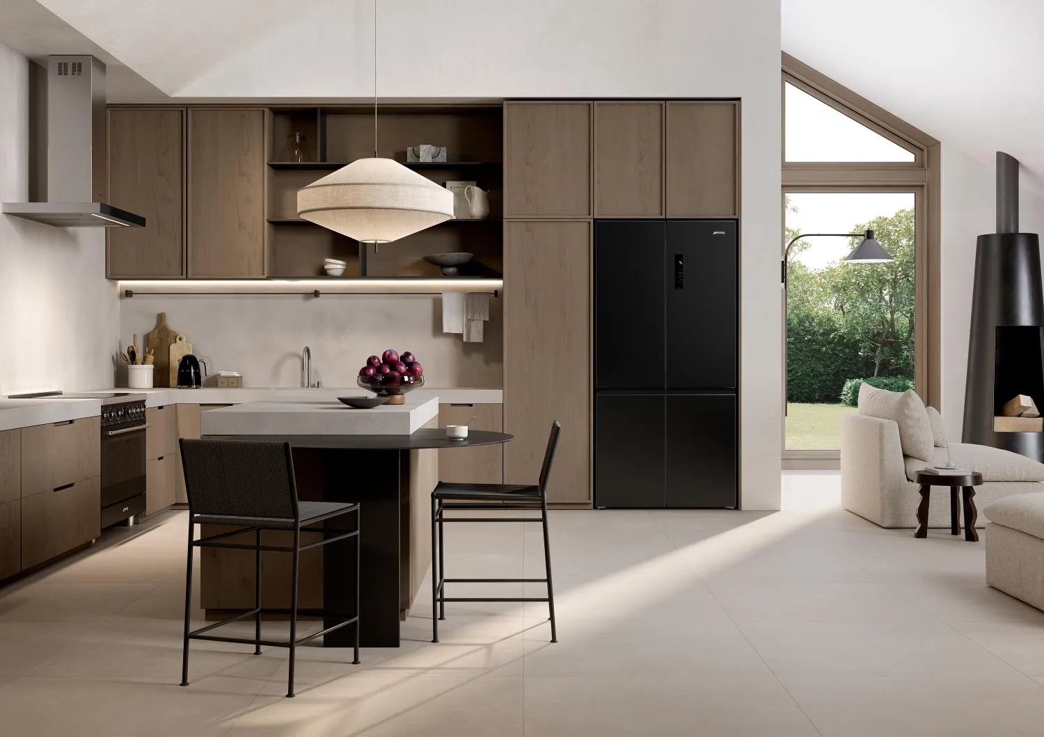 Cucina moderna con elettrodomestici neri, elementi in legno, isola e zona salotto.
